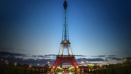 欧洲杯点燃法兰西热情，埃菲尔铁塔为足球闪耀