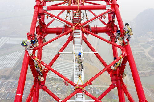 西电东送再筑里程碑 特高压长江大跨越高塔成功封顶，钢管塔技术助力能源传输新突破
