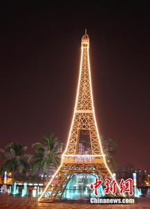 海口现山寨埃菲尔铁塔，夜晚亮灯夺眼球